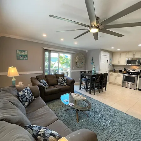 Stylish And Modern 2 Bedroom, 2 Bathroom. The Mermaid Suite.